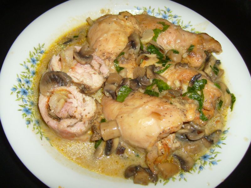 Roladki z udek w sosie pieczarkowym