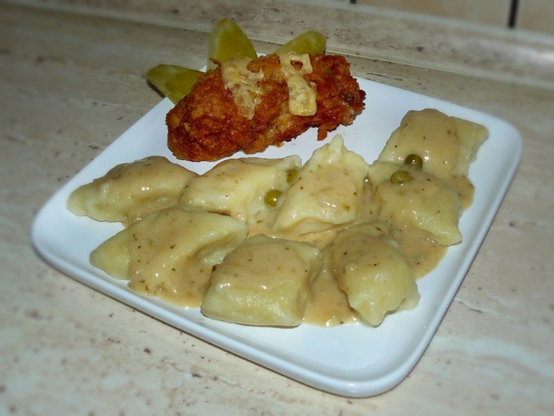 Roladki z udka i kopytka w sosie z serka topionego Roladki z udka i kopytka w sosie z serka topionego