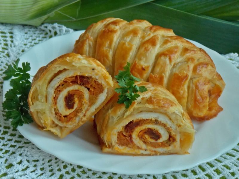 Roladki z warzywami w cieście francuskim Roladki z warzywami w cieście francuskim