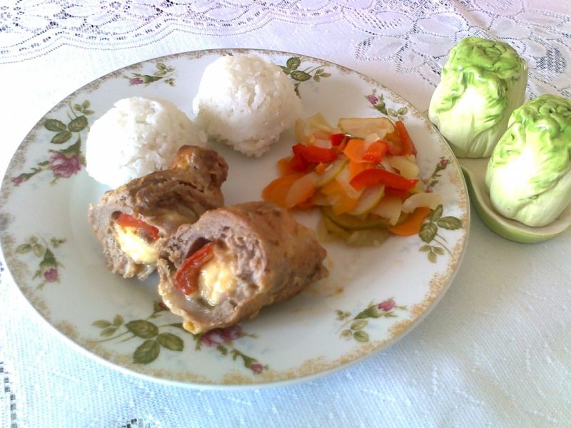 Roladki z żółtym serem i papryką