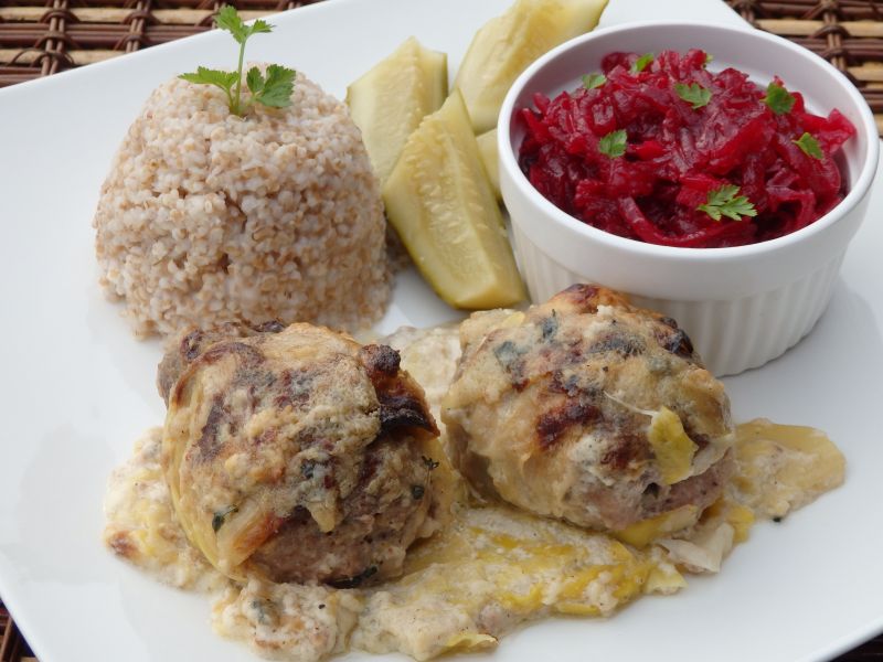 Roladki zapiekane w porach i sosie serowym 