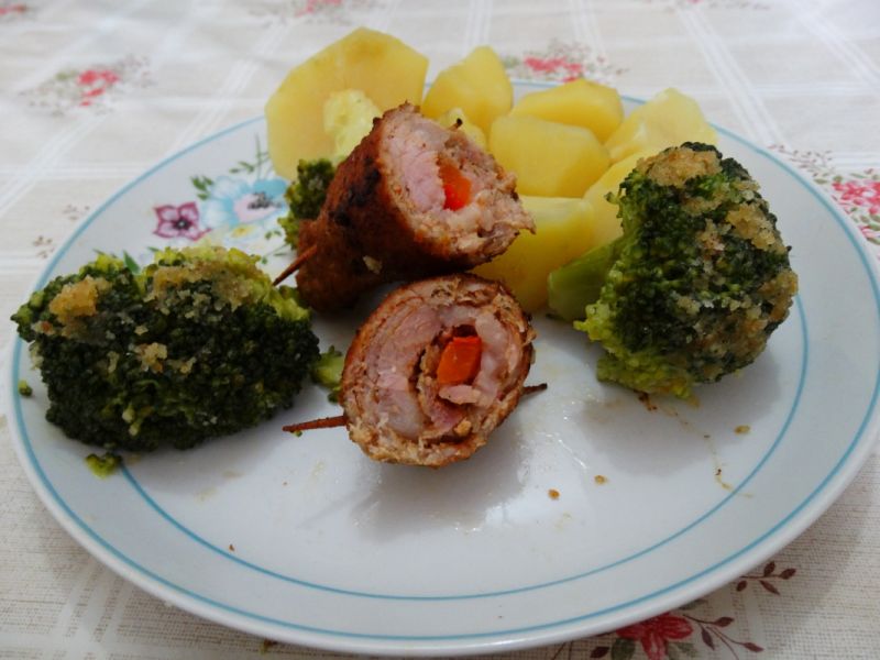 Roladki ze schabu z boczkiem i papryką