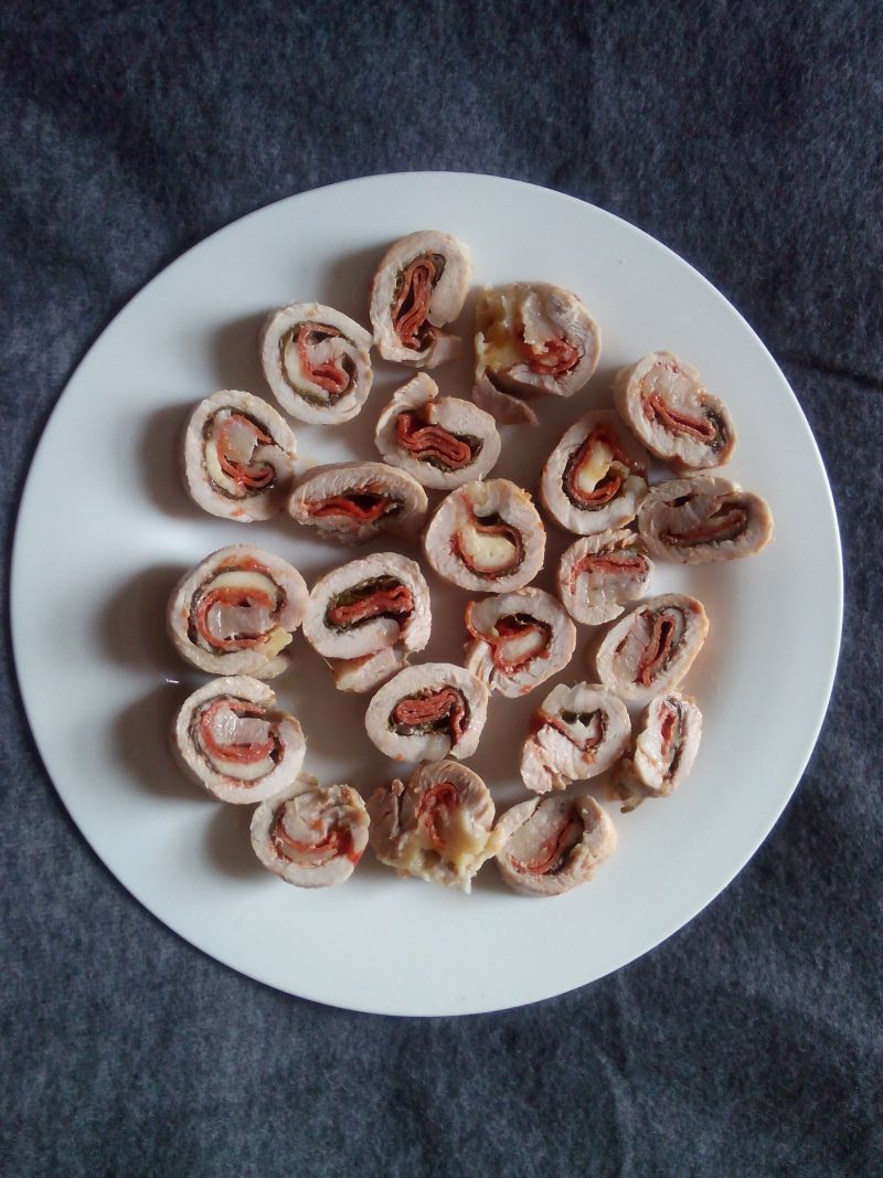 Roladki ze schabu ze szpinakiem i salami Roladki ze schabu ze szpinakiem i salami