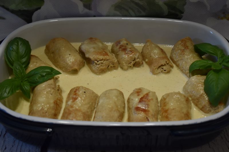 Roladki ze śliwką w sosie serowym