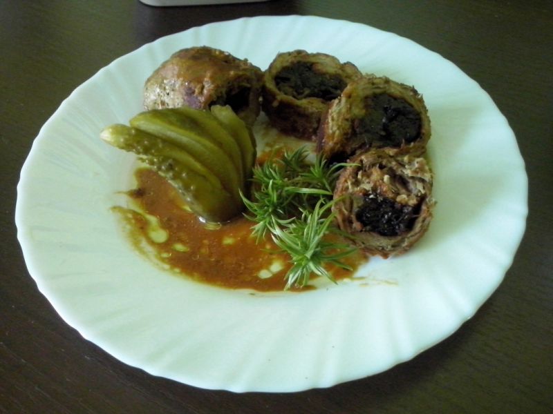 Roladki ze śliwkami i serem z turkusową pleśnią  Roladki ze śliwkami i serem z turkusową pleśnią