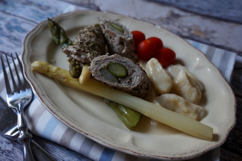 Roladki ze szparagami i sosem szparagowym Roladki ze szparagami i sosem szparagowym
