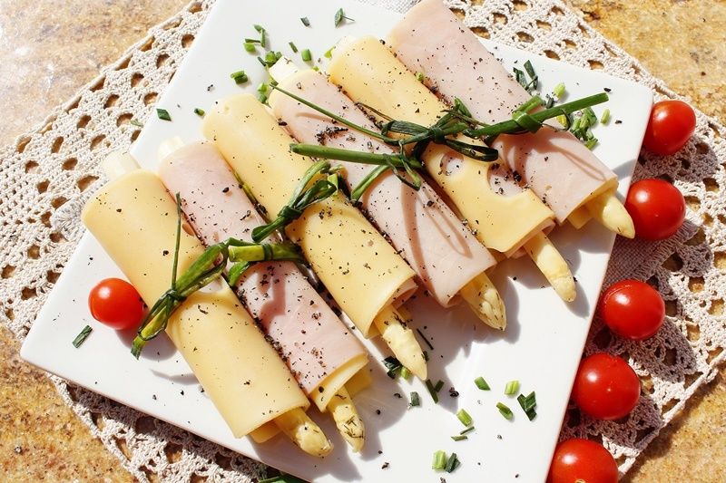 Roladki ze szparagami marynowanymi - z sera i szyn
