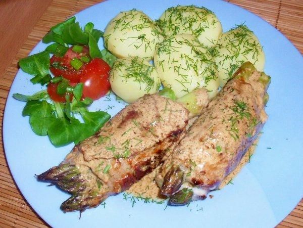 Rolady cielece z zielonymi szparagami.