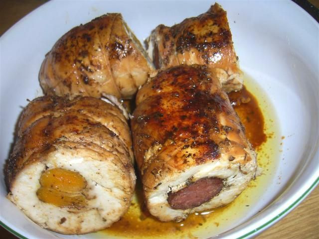 Rolady drobiowe z morelami i kiełbasą 