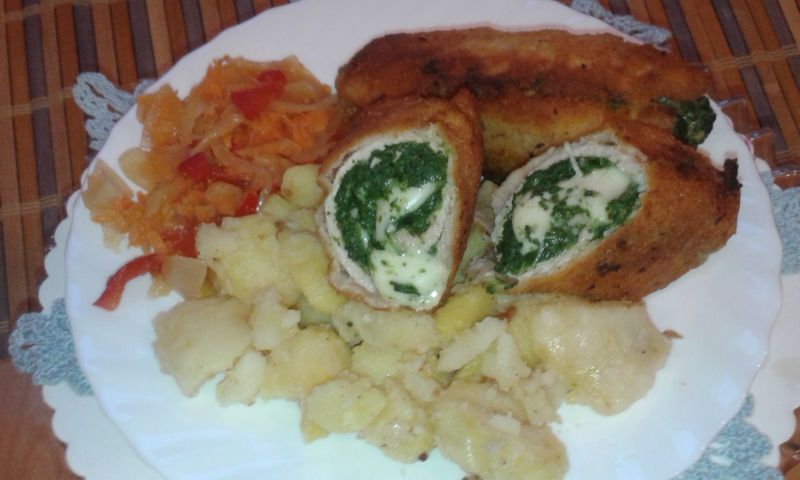 Rolady schabowe ze szpinakiem i mozzarellą Rolady schabowe ze szpinakiem i mozzarellą