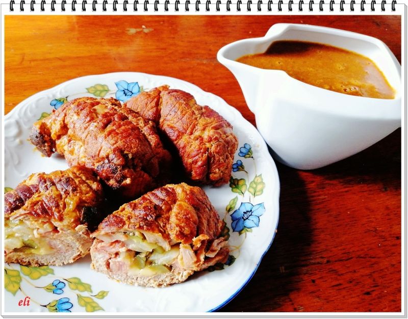 Rolady wieprzowe Eli z ogórkiem małosolnym i serem Rolady wieprzowe Eli z ogórkiem małosolnym i serem