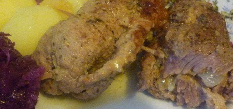 Rolady z karkówki z cebulą i żółtym serem