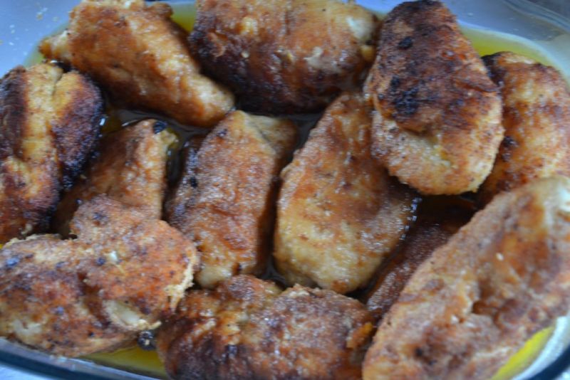 Rolady z piersi kurczaka z boczkiem i cebulą