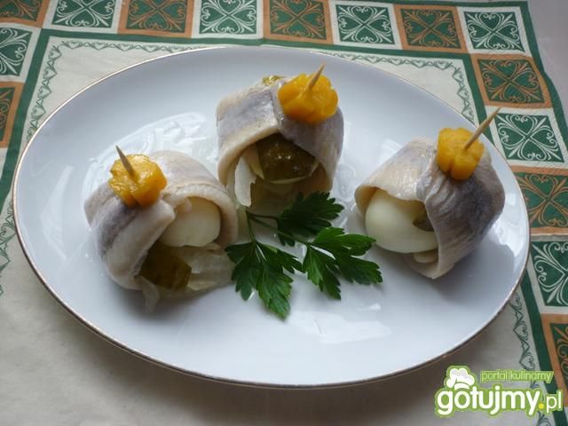 Rolmopsy z jajkiem i ogórkiem