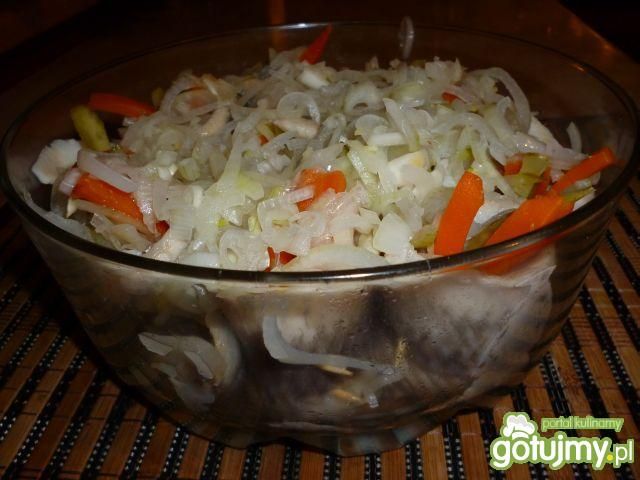 Rolmposy z marchewka i ogórkiem w cebuli Rolmposy z marchewka i ogórkiem w cebuli