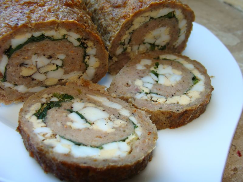 Rolowana pieczeń z jajkiem