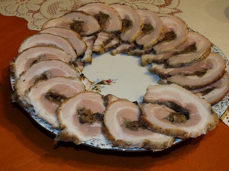 Rolowany boczek z grzybami leśnymi Rolowany boczek z grzybami leśnymi