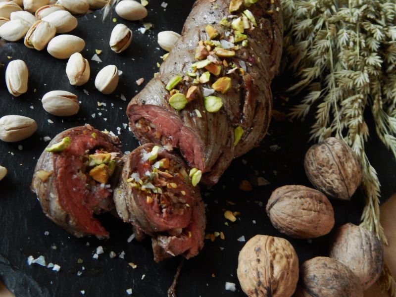 Rolowany stek bavette z orzechami Rolowany stek bavette z orzechami