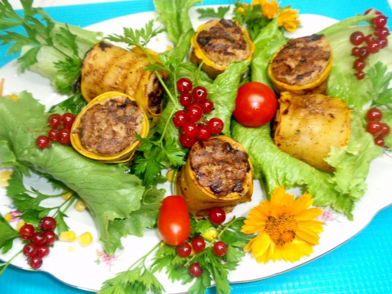 Rolsy z cukinii i mięsa mielonego z grilla Rolsy z cukinii i mięsa mielonego z grilla