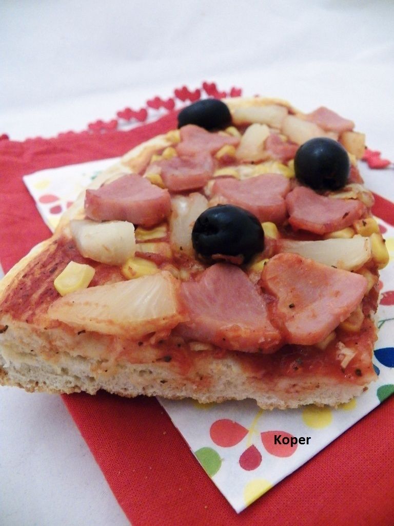 Romantyczna pizza z szynką i ananasem 