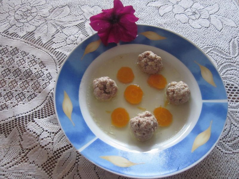 Rosół cielęcy z pulpecikami Rosół cielęcy z pulpecikami