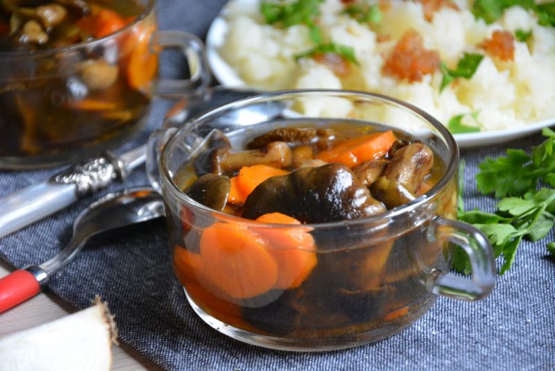 Rosół drobiowy z gąskami i karmelizowaną cebulą