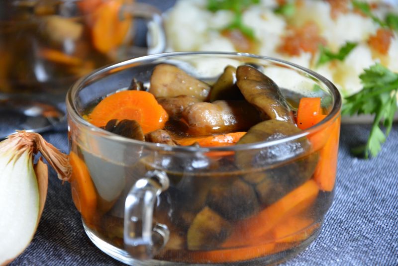 Rosół drobiowy z gąskami i karmelizowaną cebulą