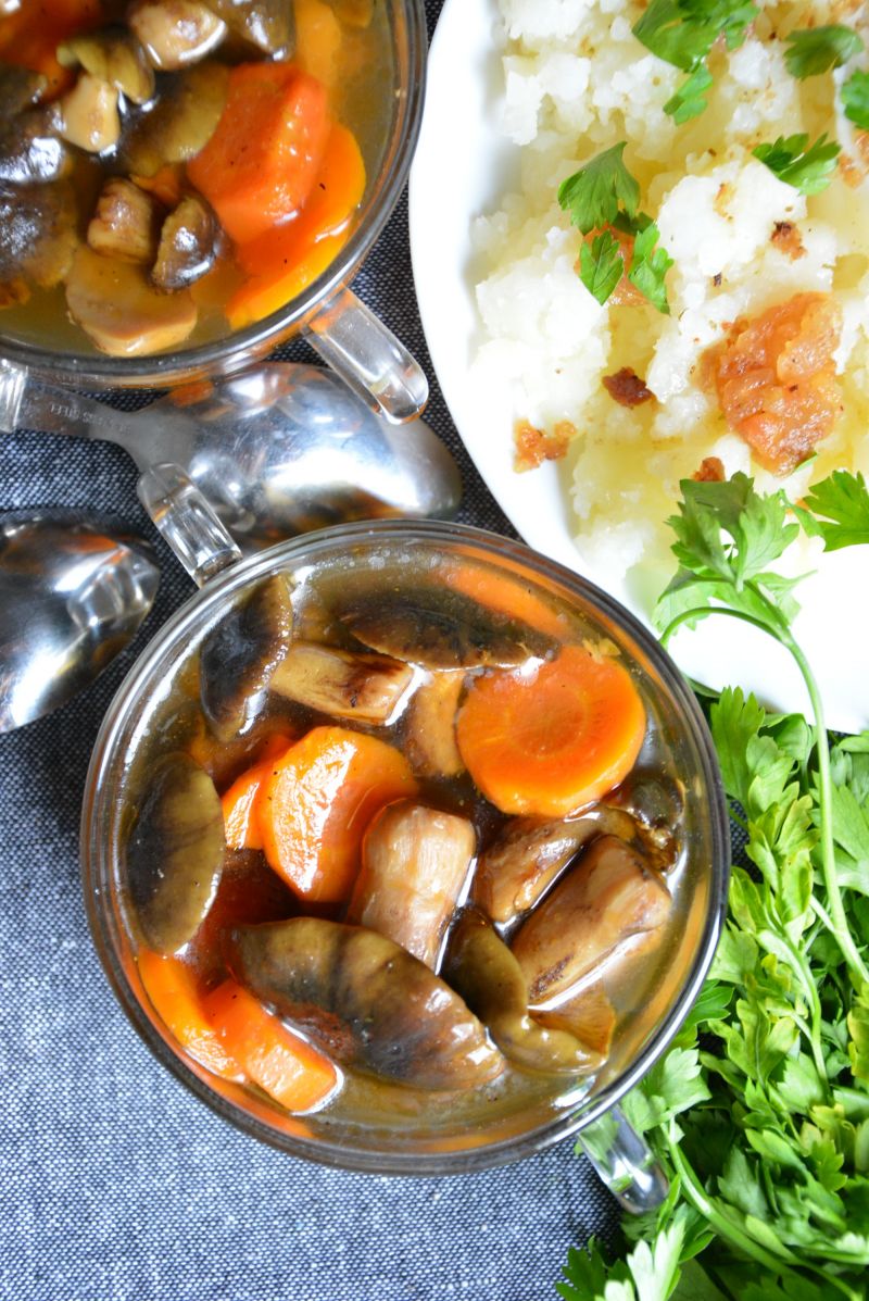 Rosół drobiowy z gąskami i karmelizowaną cebulą