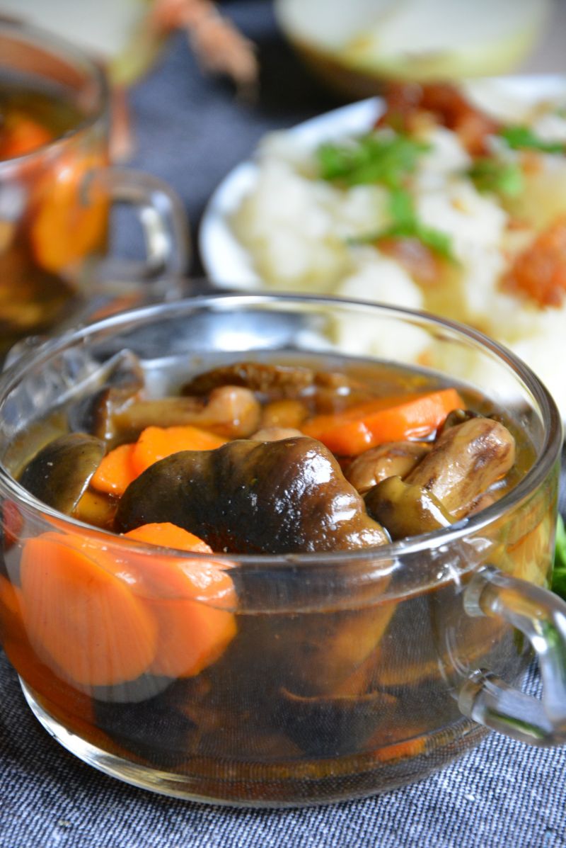 Rosół drobiowy z gąskami i karmelizowaną cebulą