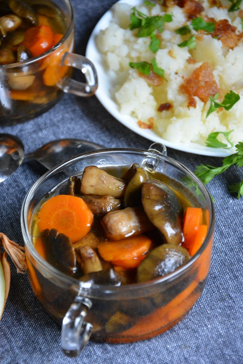 Rosół drobiowy z gąskami i karmelizowaną cebulą