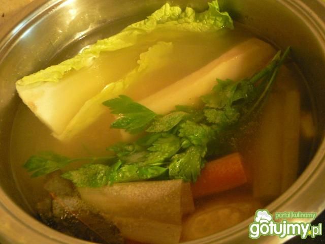 Rosół drobiowy z lubczykiem 