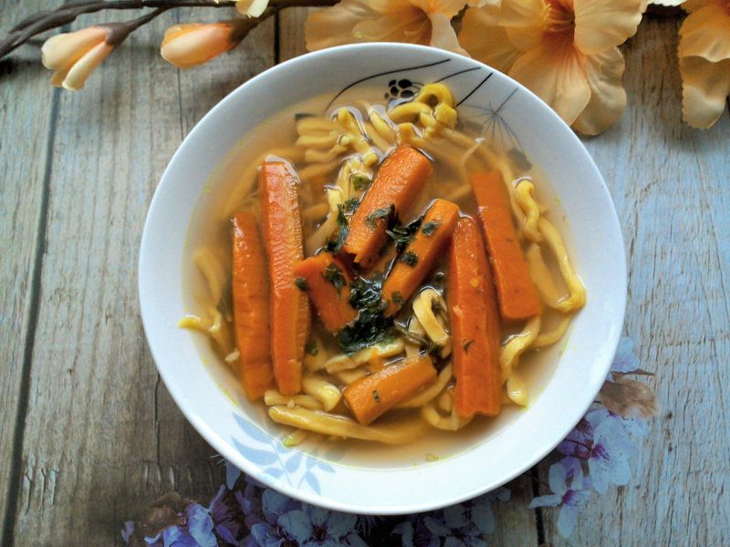 Rosół drobiowy z makaronem dyniowym