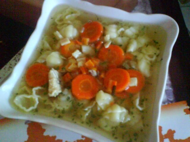 Rosól drobiowy z muszelkami Rosól drobiowy z muszelkami