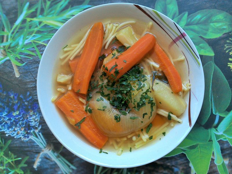 Rosół drobiowy z pieczoną cebulą