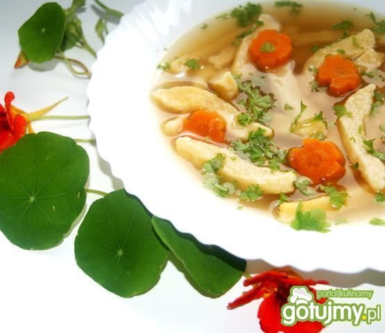 Rosół lubczykowy z kluskami z parmezanu