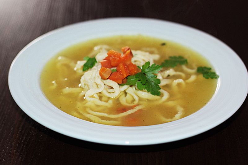 Rosół na drobiu i warzywach z domowym makaronem  Rosół na drobiu i warzywach z domowym makaronem