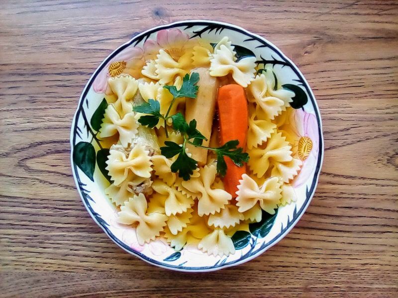 Rosół na skrzydełkach drobiowych