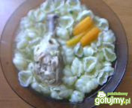 Rosół na udkach z makaronem muszelki Rosół na udkach z makaronem muszelki