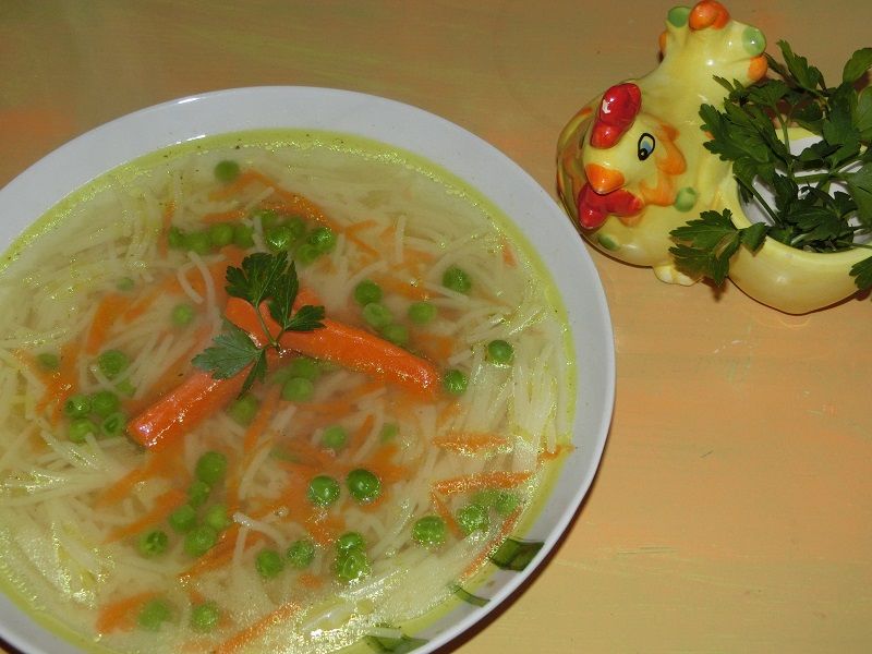 Rosół warmiński z zielonym groszkiem Rosół warmiński z zielonym groszkiem