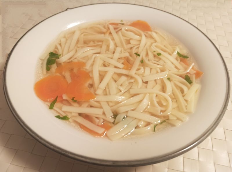 Rosół wegański z makaronem