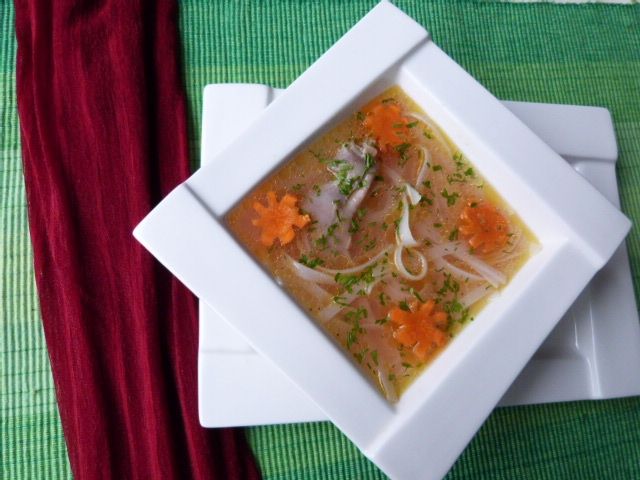 Rosół wołowo-drobiowy z makaronem ryżowym