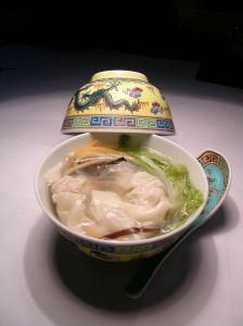 Rosół z chińskimi pierożkami (Chiny)  Rosół z chińskimi pierożkami (Chiny)