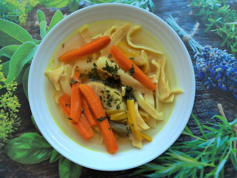 Rosół z domowym makaronem