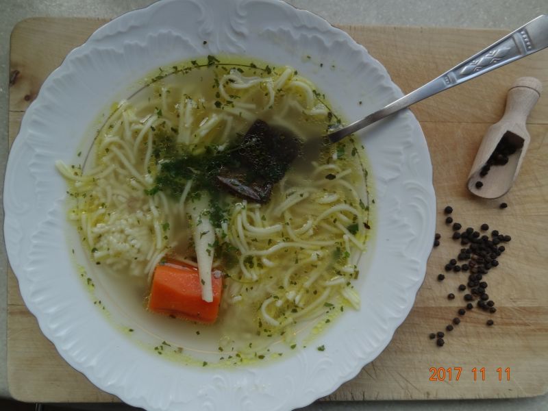 Rosół z gęsi i indyka z lubczykiem 