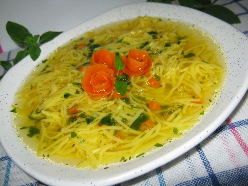 Rosół z grillowaną cebulką