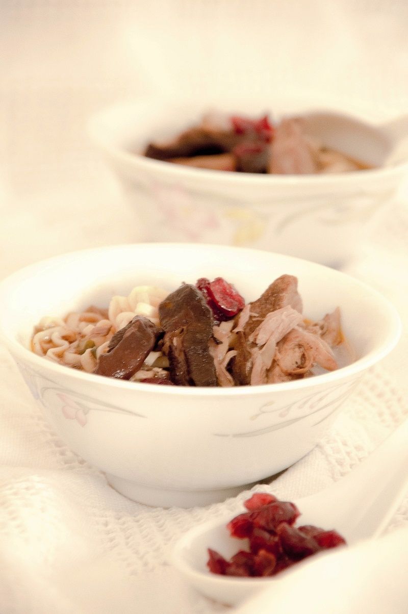 Rosół z kaczki z makaronem i żurawiną