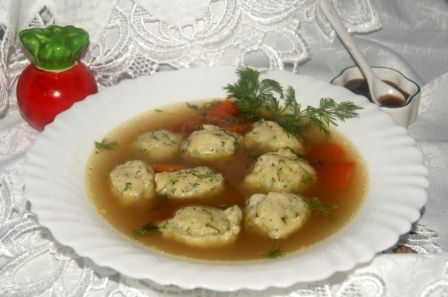 Rosół z koperkowymi kluskami ptysiowymi