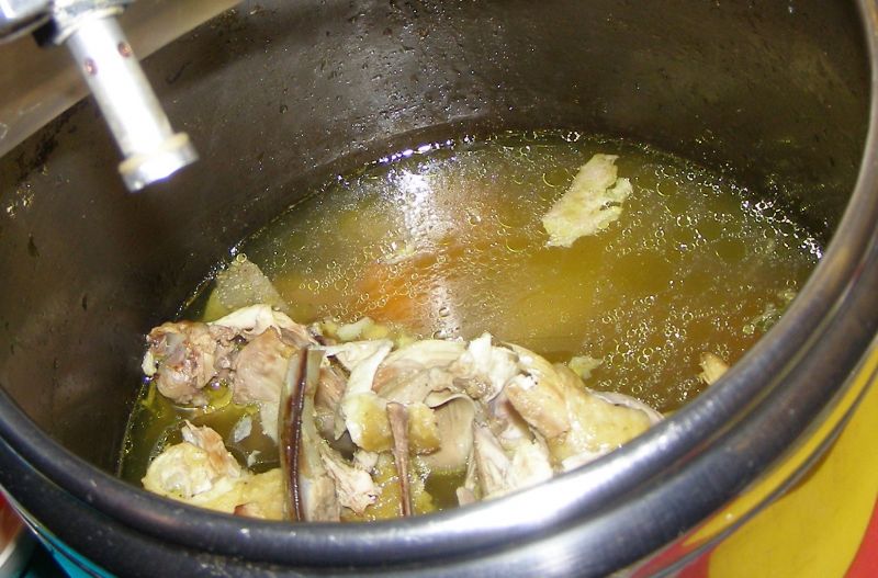 Rosół z kury wiejskiej z szybkowara.