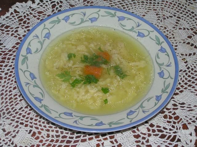 Rosół z lanym ciastem