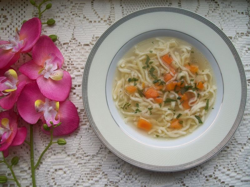 Rosół z lubczykiem i domowym makaronem Rosół z lubczykiem i domowym makaronem